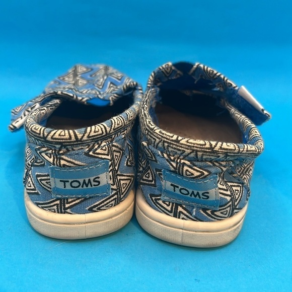 Toms easy on velcro sneakers Toddler 6, blue and white chevron - Picture 4 of 5